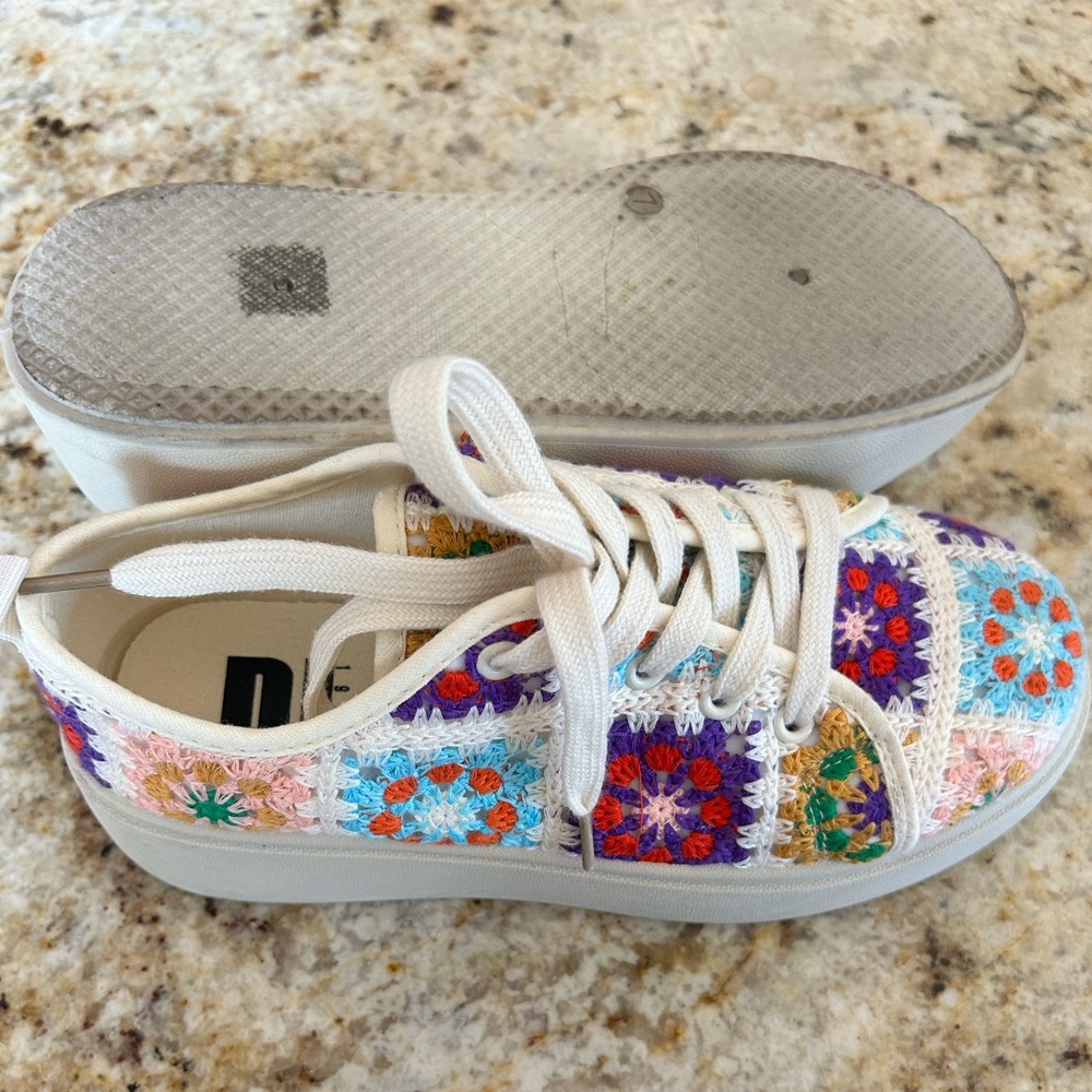 DL1990 Womens Crochet Sneakers